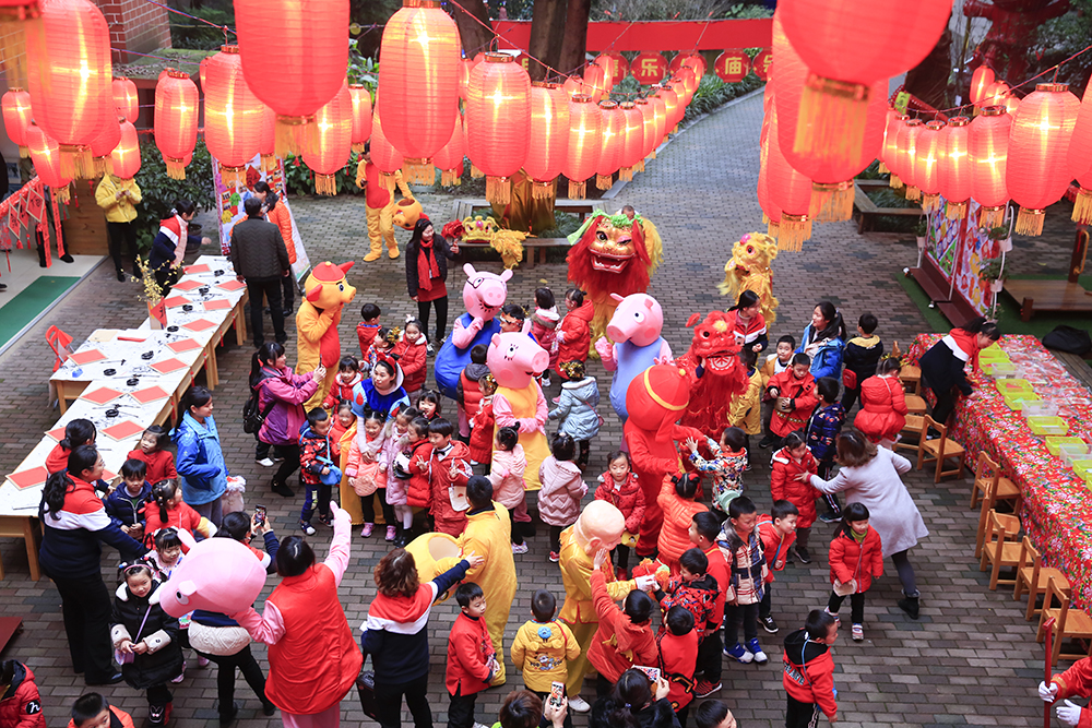 接福送福,举办庙会等多种形式,体验传统民俗文化,喜迎新年到来